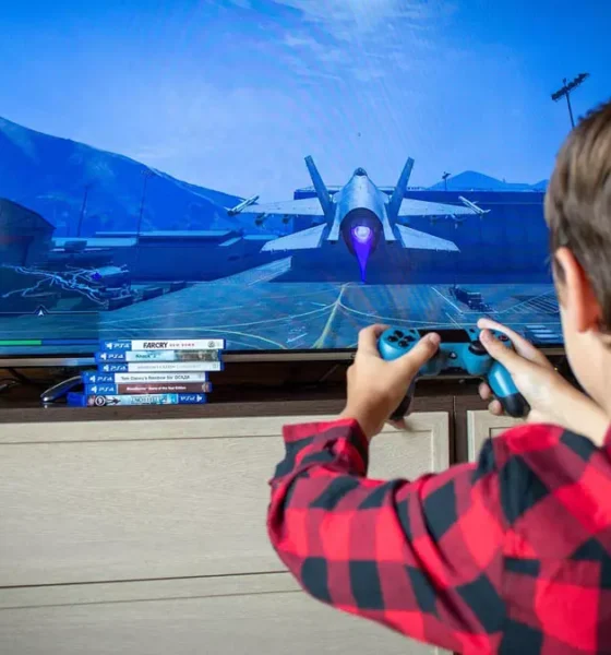 quando no quarto, trancafiado com acesso aos filmes, jogos e internet ilimitada, a maioria dos pais não querem ou não sabem o que