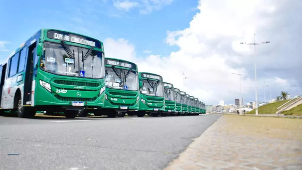 seis novas viagens em dias úteis, subindo de 124 para 130. Já a linha 0141 – Lapa x Federação/HGE contará com um incremento de viagens