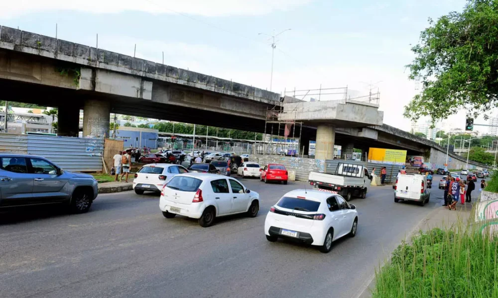 Para a continuidade das obras de construção de um elevado na Rótula do Abacaxi, o trânsito será bloqueado no trecho entre o