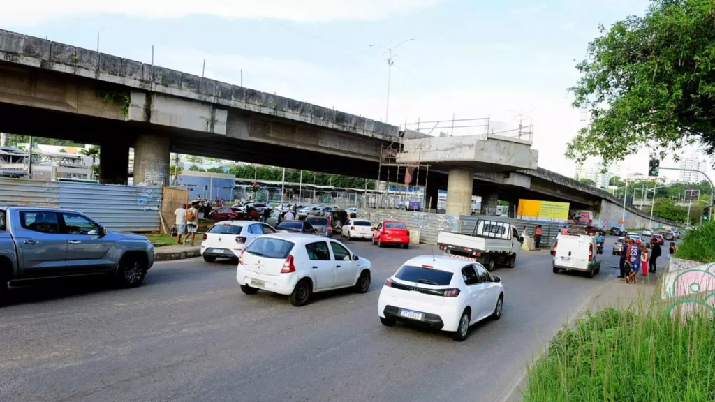 Para a continuidade das obras de construção de um elevado na Rótula do Abacaxi, o trânsito será bloqueado no trecho entre o