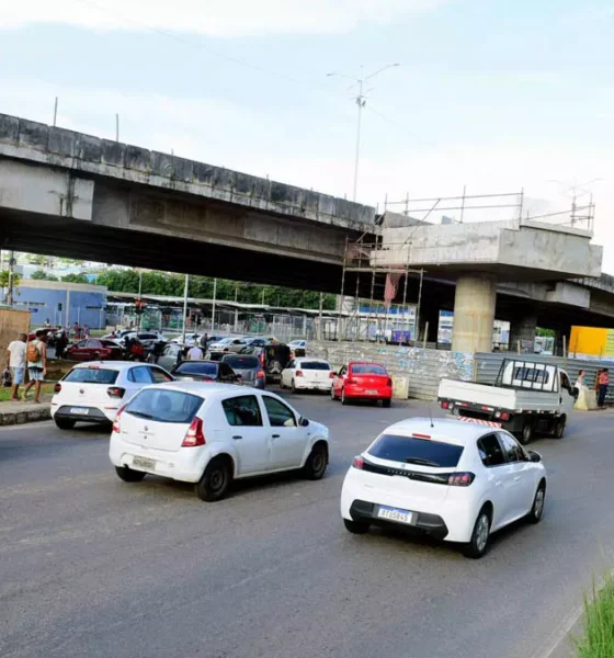Para a continuidade das obras de construção de um elevado na Rótula do Abacaxi, o trânsito será bloqueado no trecho entre o