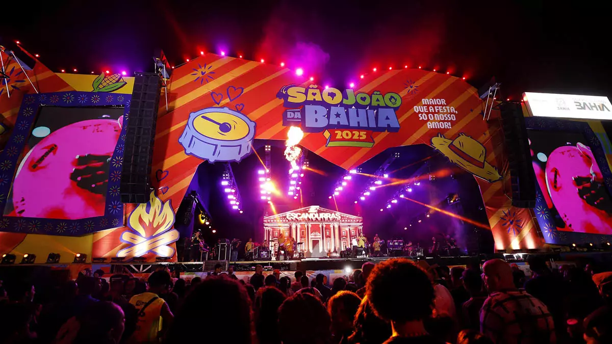 A abertura do São João de Salvador na noite desta quarta-feira (18), no Parque de Exposições, na avenida Paralela, contou com