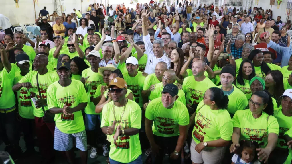 Ao som do forró pé de serra e com figurinos juninos caprichados, os garis de Muritiba abriram os festejos de São João com alegria
