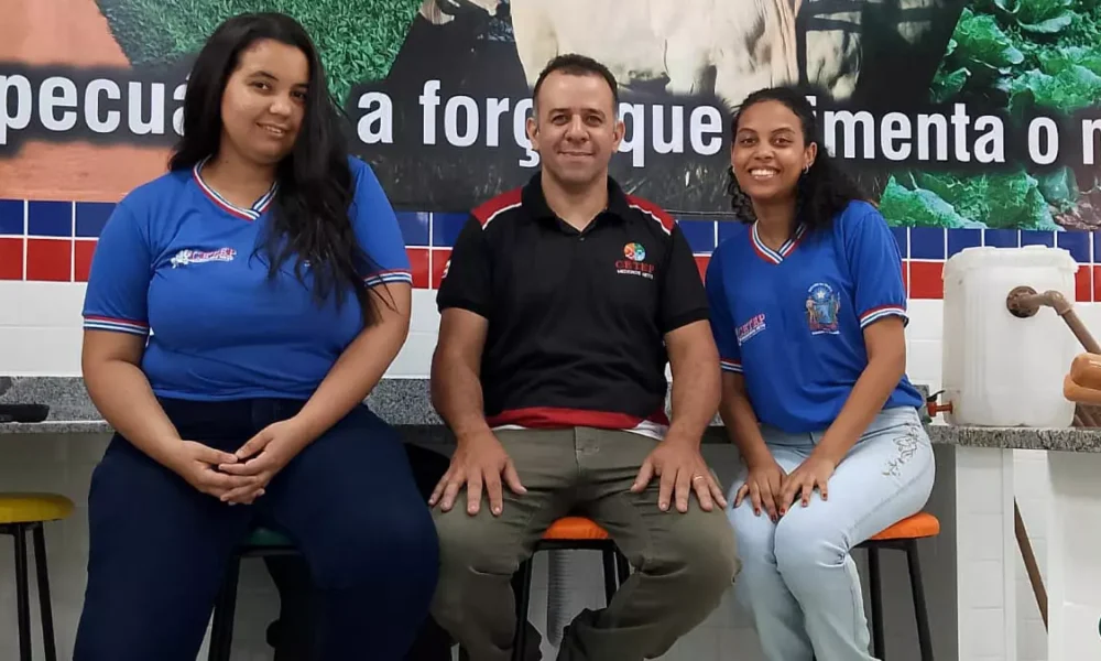 Educação Profissional de Medeiros Neto, orientadas por Xisto França, pensaram em uma alternativa sustentável ao uso da lenha convencional.  