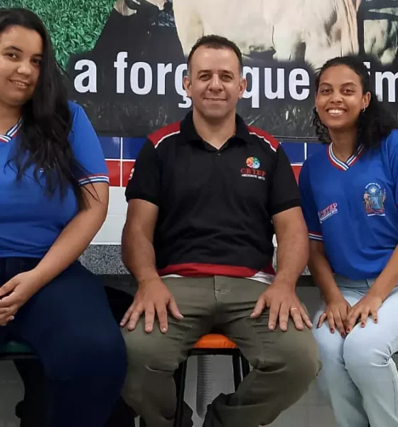Educação Profissional de Medeiros Neto, orientadas por Xisto França, pensaram em uma alternativa sustentável ao uso da lenha convencional.  