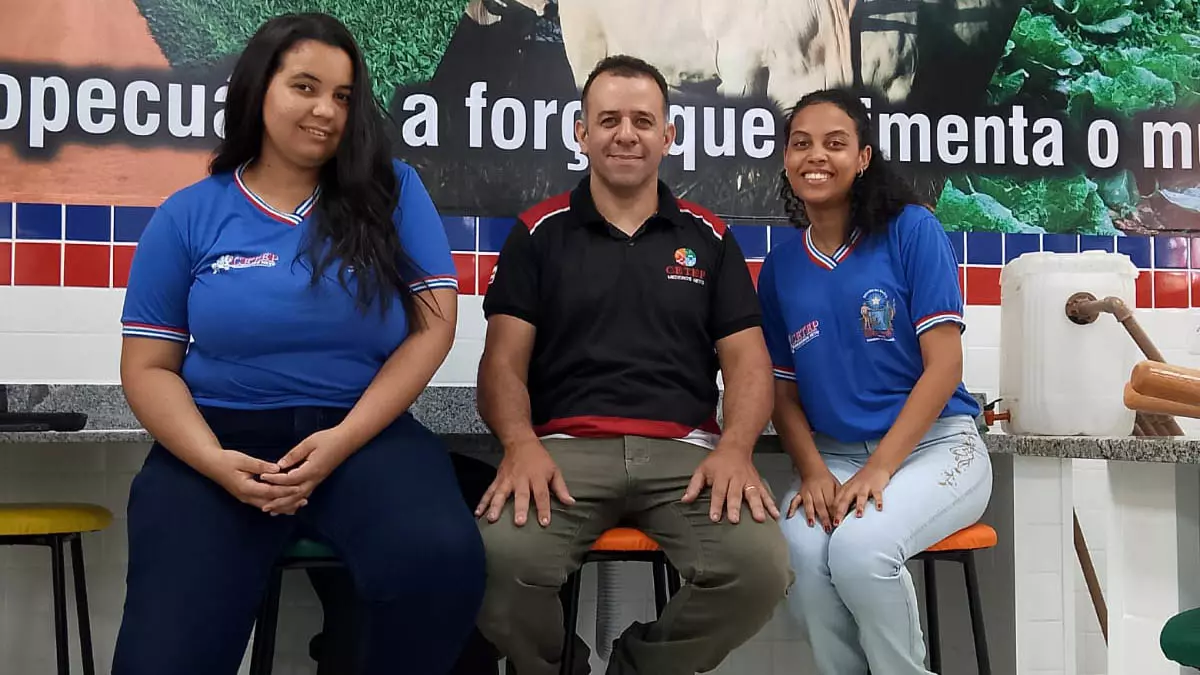 Educação Profissional de Medeiros Neto, orientadas por Xisto França, pensaram em uma alternativa sustentável ao uso da lenha convencional.