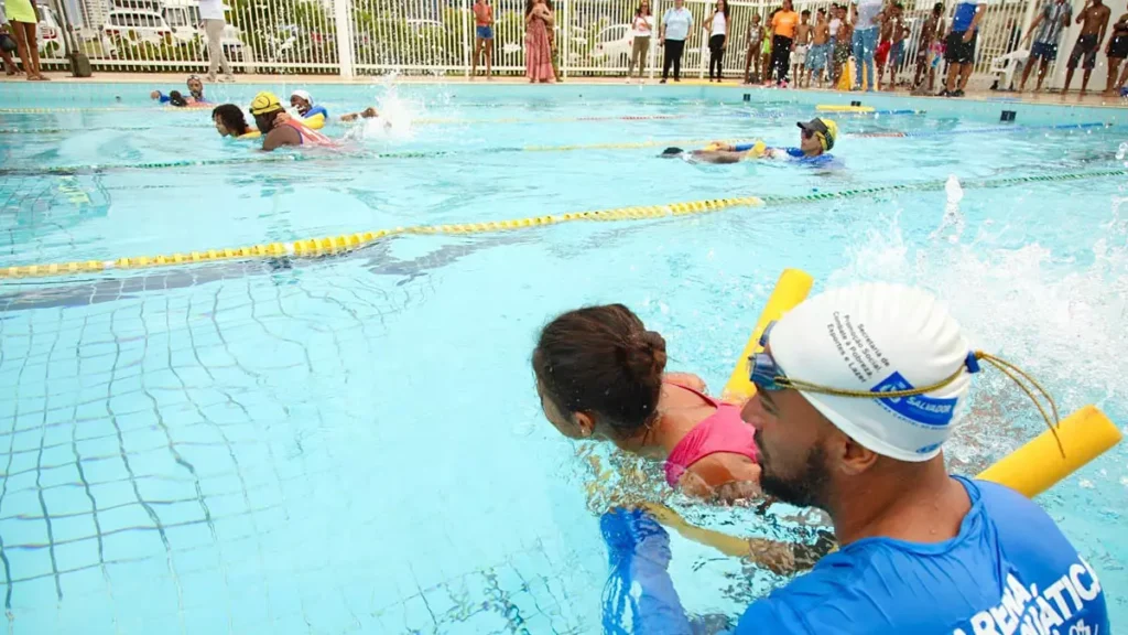 Combate à Pobreza, Esportes e Lazer (Sempre) abre inscrições para aulas de natação e hidroginástica na Arena Aquática Salvador, na Pituba.