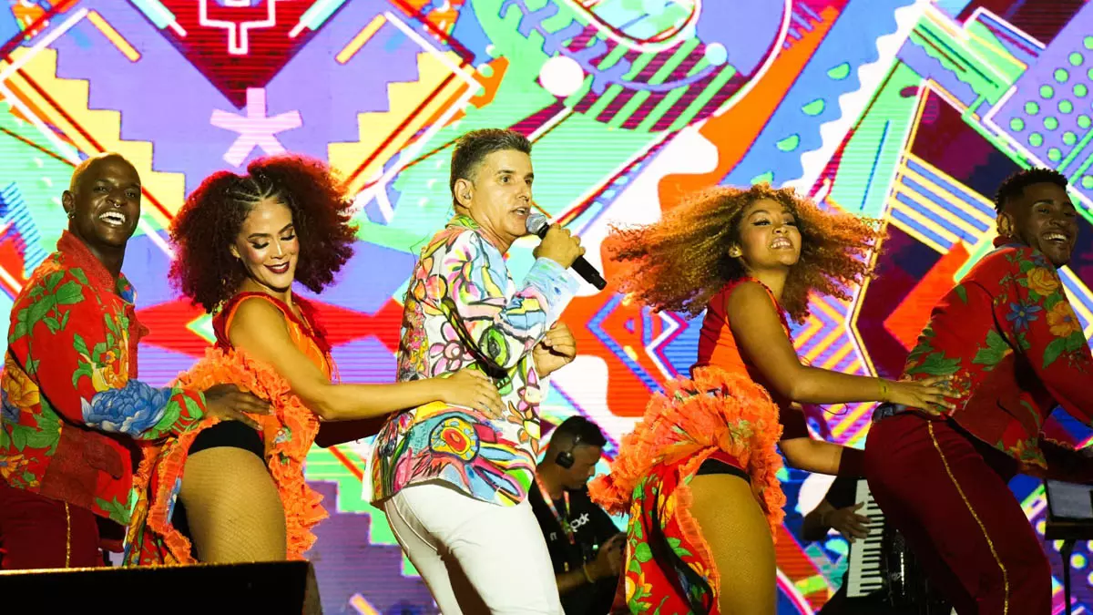 O cantor e compositor Del Feliz foi uma das primeiras atrações desta sexta-feira (20), terceiro dia de festa do São João da Bahia,