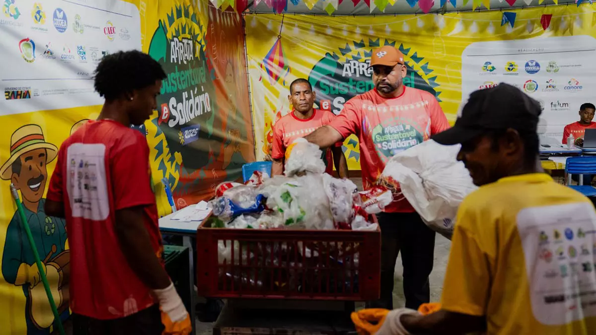 Durante os festejos juninos na Bahia, a coleta seletiva ganha destaque por meio do projeto Ecofolia Solidária, uma ação do Governo do Estado