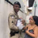 Comando de Operações Policiais Militares (COPPM) salvou, na madrugada desta terça-feira (3), em Itapuã, uma criança que estava sufocando. 