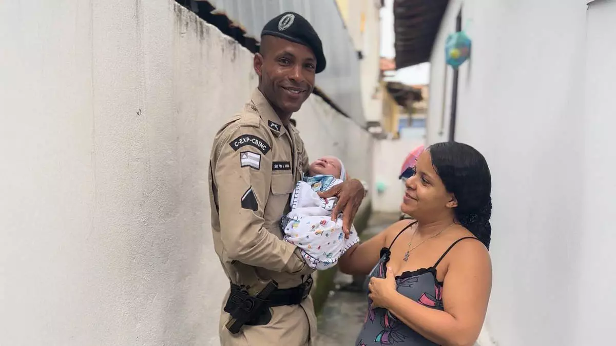 Comando de Operações Policiais Militares (COPPM) salvou, na madrugada desta terça-feira (3), em Itapuã, uma criança que estava sufocando. 