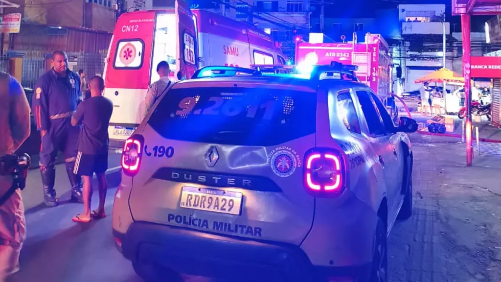 Na noite de terça-feira (10), policiais militares empregados na Operação Sentinela resgataram uma família presa em um apartamento