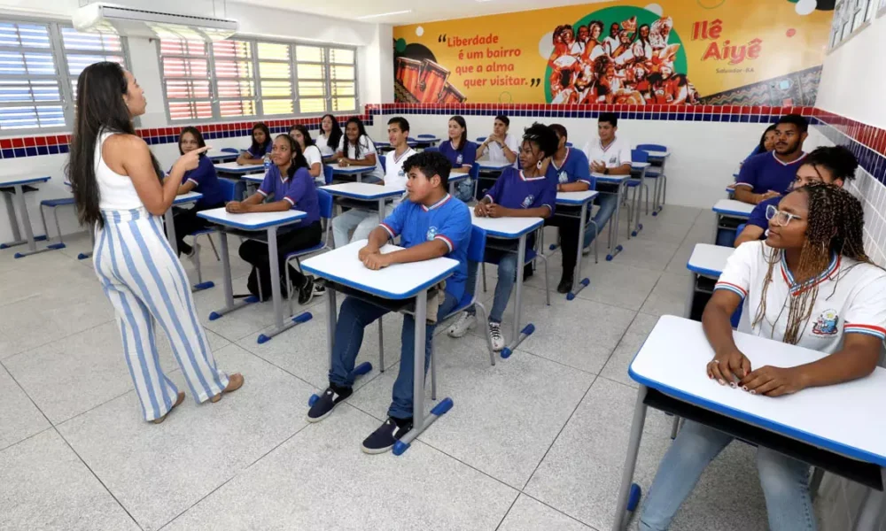 que a Bahia é o estado com a maior proporção de adolescentes de 15 a 17 anos frequentando escola. A pesquisa aponta que 95,9%