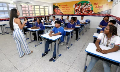 que a Bahia é o estado com a maior proporção de adolescentes de 15 a 17 anos frequentando escola. A pesquisa aponta que 95,9%