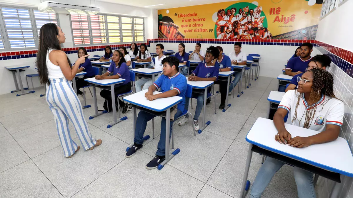 que a Bahia é o estado com a maior proporção de adolescentes de 15 a 17 anos frequentando escola. A pesquisa aponta que 95,9%