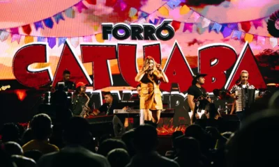 A banda cearense Catuaba com Amendoim agitou a noite no Largo do Pelourinho, em Salvador, nesta sexta-feira (20). Em atividade