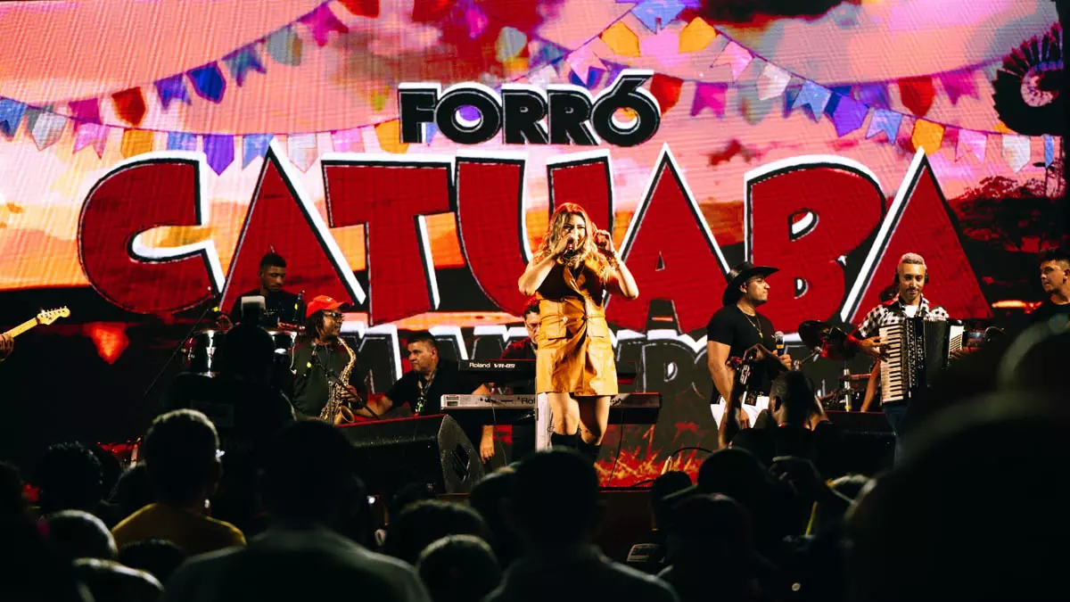 A banda cearense Catuaba com Amendoim agitou a noite no Largo do Pelourinho, em Salvador, nesta sexta-feira (20). Em atividade