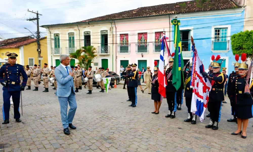 Com a bandeira da Bahia erguida ao alto e o centro histórico tomado por homenagens, Cachoeira reafirmou, nesta quarta-feira (25),