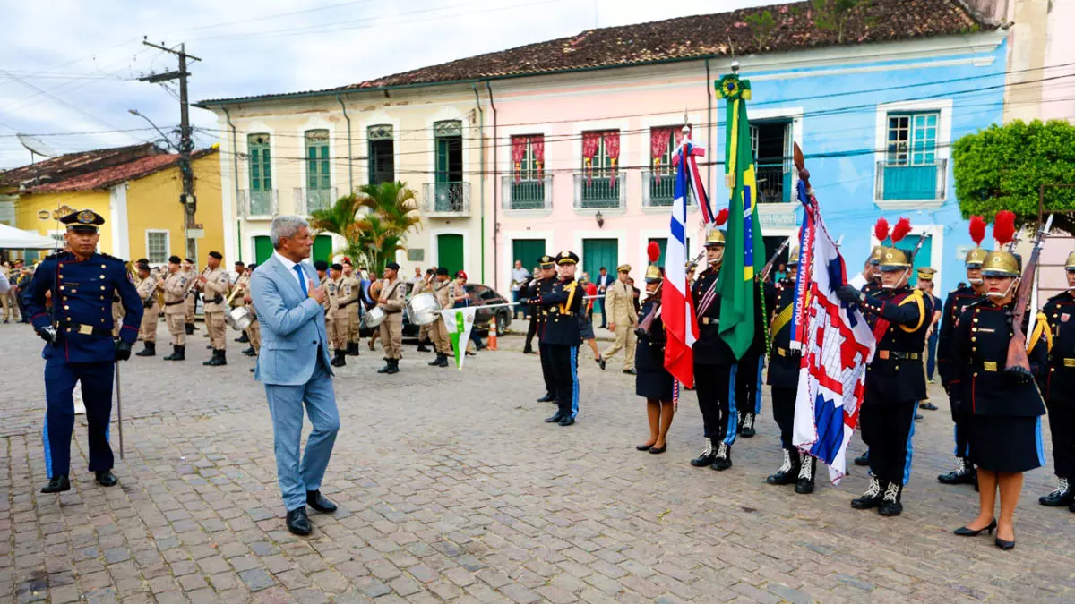 Com a bandeira da Bahia erguida ao alto e o centro histórico tomado por homenagens, Cachoeira reafirmou, nesta quarta-feira (25),