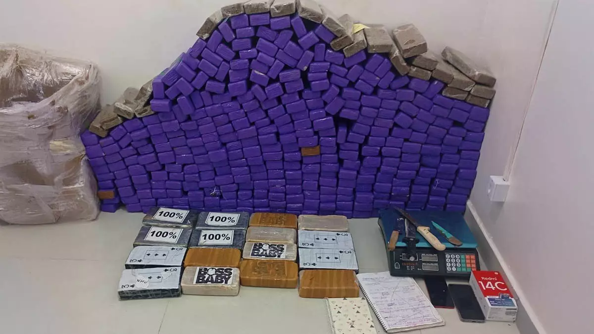 entorpecentes dentro de um imóvel que funcionava como depósito e comercialização de drogas em Vitória da Conquista, na região
