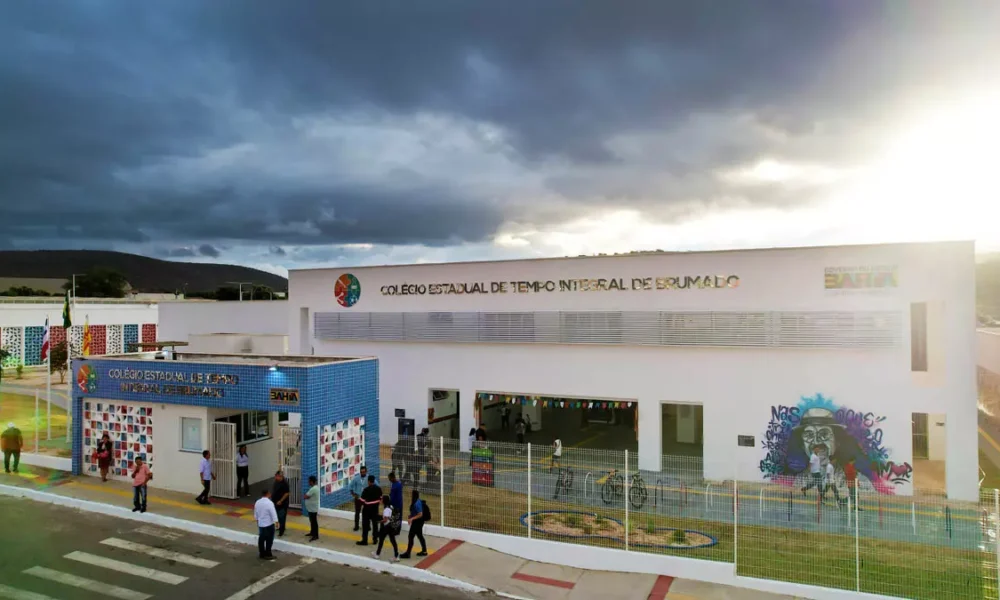 Mais de 860 estudantes do município de Brumado, na região Sudoeste, vão poder desfrutar de um ambiente escolar completamente equipado.