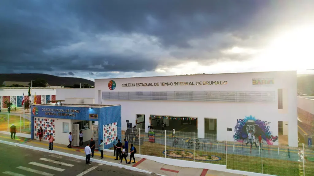 Mais de 860 estudantes do município de Brumado, na região Sudoeste, vão poder desfrutar de um ambiente escolar completamente equipado.