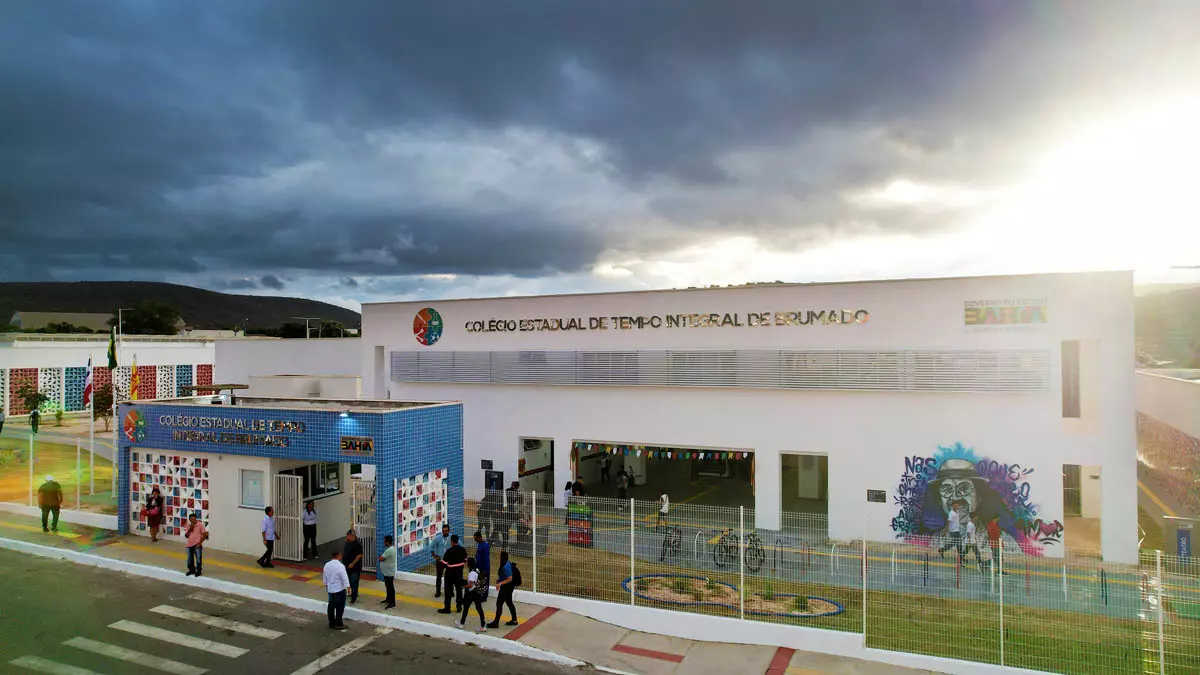 Mais de 860 estudantes do município de Brumado, na região Sudoeste, vão poder desfrutar de um ambiente escolar completamente equipado.