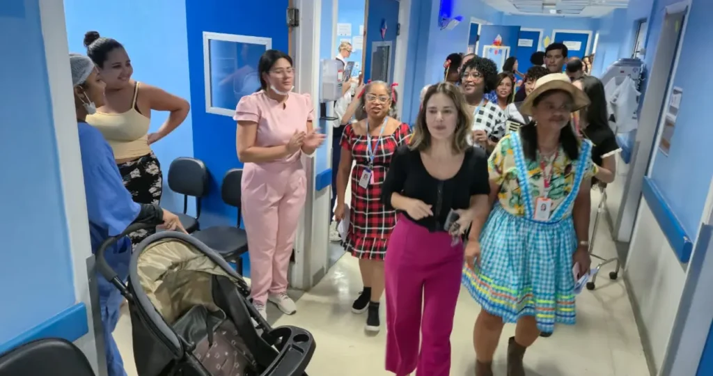 os corredores das alas pediátricas do Hospital Geral Roberto Santos (HGRS) levando forró e alegria para os pacientes internados na unidade. 