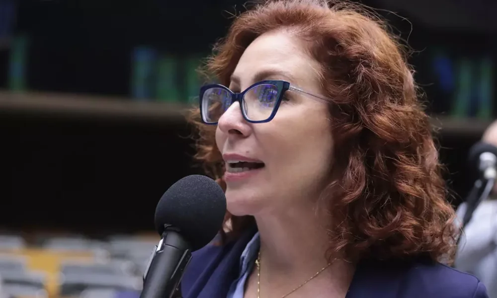 deputada federal Carla Zambelli (PL-SP). A medida ocorre após a parlamentar anunciar publicamente que deixou o Brasil após