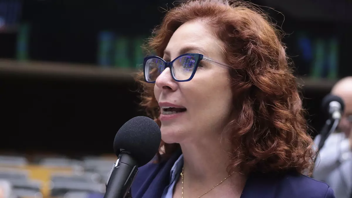deputada federal Carla Zambelli (PL-SP). A medida ocorre após a parlamentar anunciar publicamente que deixou o Brasil após