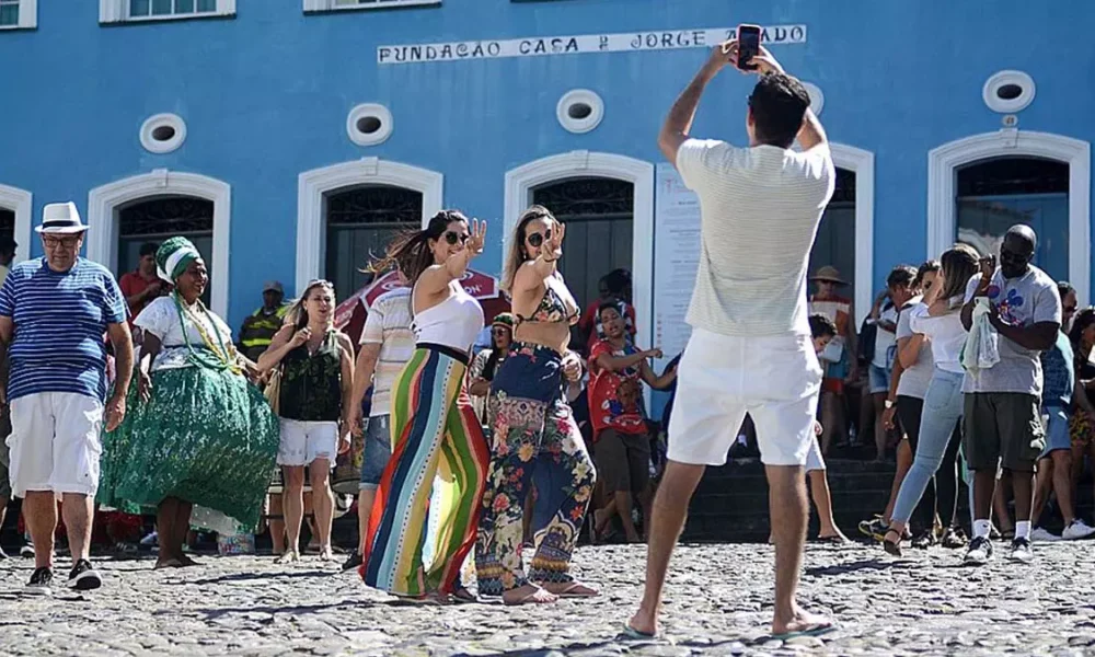 A Bahia, que já era líder nacional em movimentação turística, agora, aparece na liderança do crescimento do faturamento no setor,