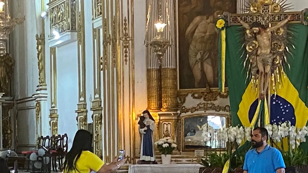 A imagem original do Senhor do Bonfim, trazida de Portugal ao Brasil há 280 anos, está exposta na basílica que leva o nome do santo,