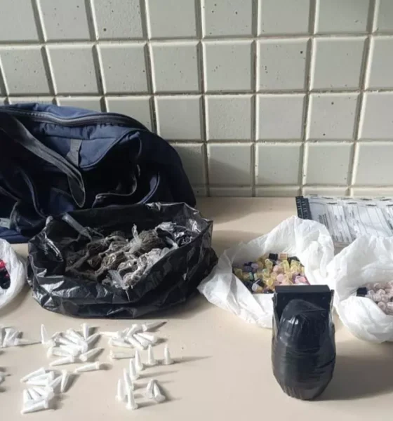 Policiais militares da CIPT – Rondesp Atlântico, prenderam um suspeito com explosivo e drogas na Rua Cachoeira, em São Cristóvão