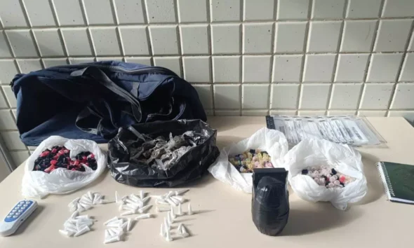 Policiais militares da CIPT – Rondesp Atlântico, prenderam um suspeito com explosivo e drogas na Rua Cachoeira, em São Cristóvão