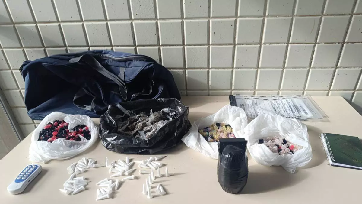Policiais militares da CIPT – Rondesp Atlântico, prenderam um suspeito com explosivo e drogas na Rua Cachoeira, em São Cristóvão