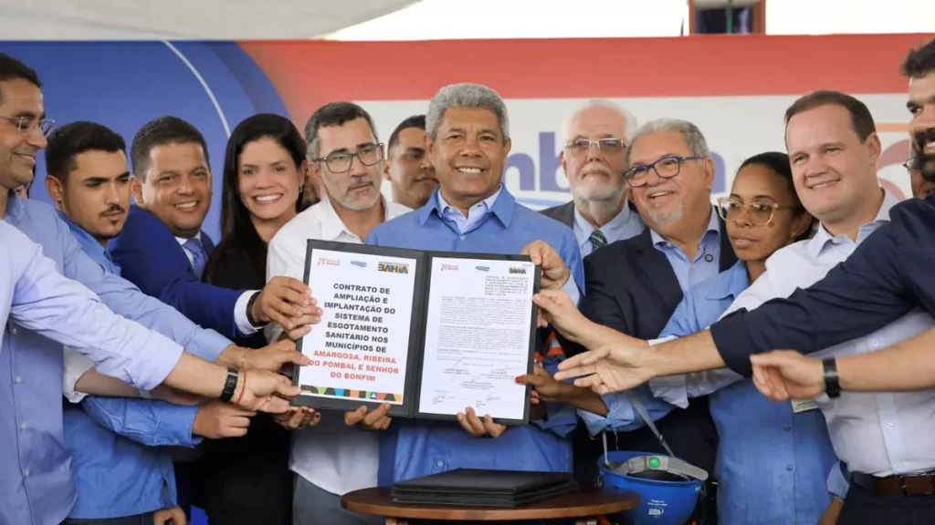 implantação de sistemas de esgotamento sanitário em Amargosa, Ribeira do Pombal e Senhor do Bonfim. O ato de assinatura