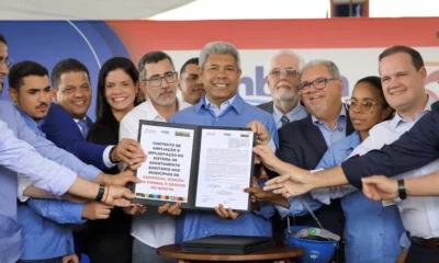 implantação de sistemas de esgotamento sanitário em Amargosa, Ribeira do Pombal e Senhor do Bonfim. O ato de assinatura