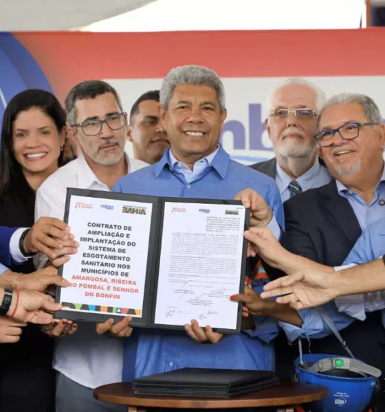 implantação de sistemas de esgotamento sanitário em Amargosa, Ribeira do Pombal e Senhor do Bonfim. O ato de assinatura