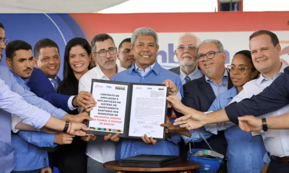 implantação de sistemas de esgotamento sanitário em Amargosa, Ribeira do Pombal e Senhor do Bonfim. O ato de assinatura