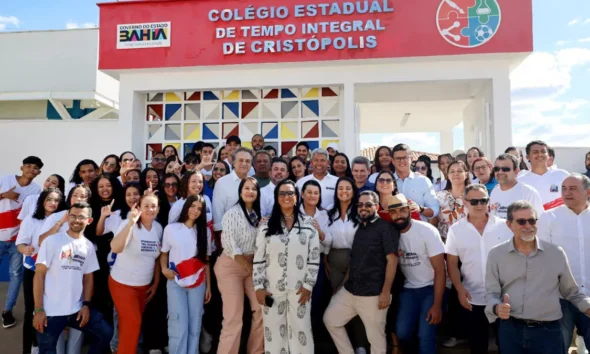 Em visita ao município de Cristópolis, no Oeste baiano, nesta sexta-feira (25), o governador Jerônimo Rodrigues oficializou a