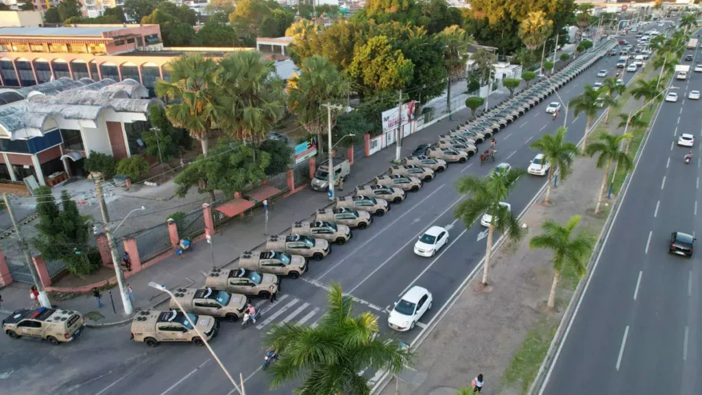 A segurança pública ganhou reforço nesta quarta-feira (30), com a entrega de 65 novas viaturas à Polícia Militar durante cerimônia realizada