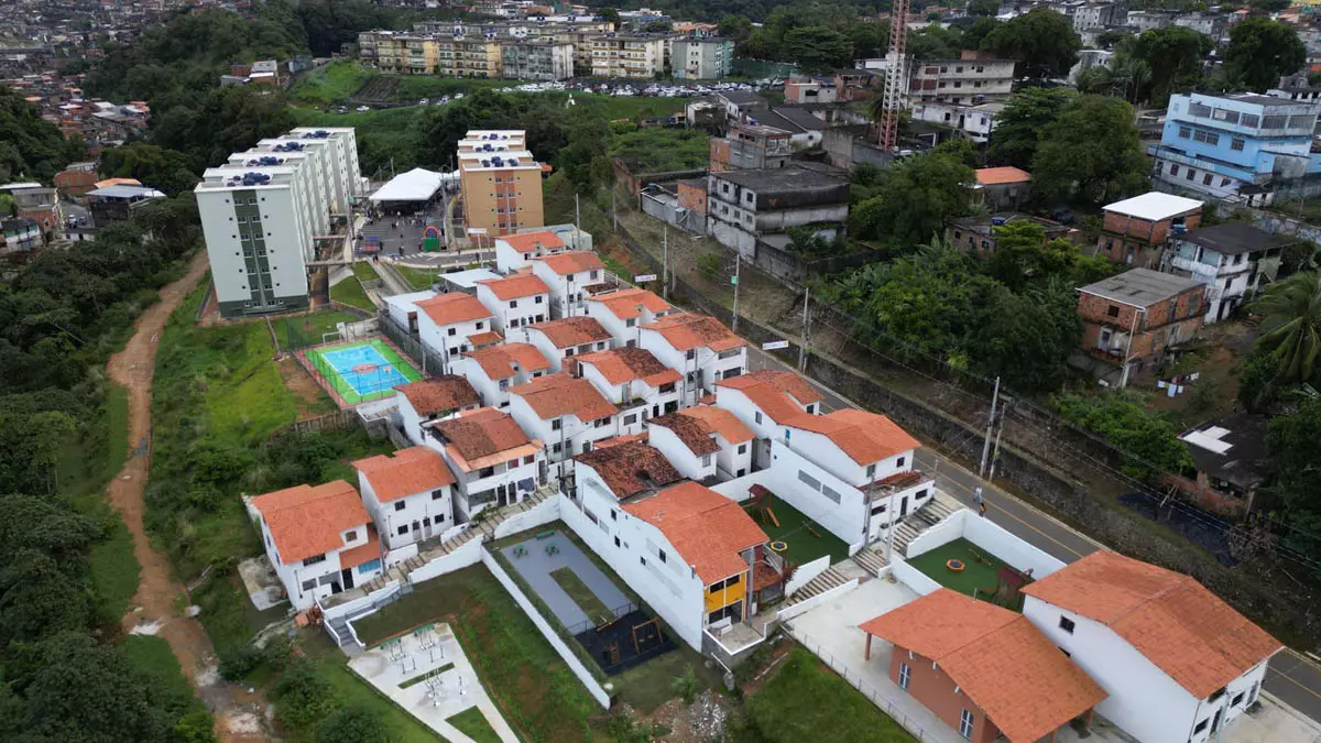 Casa Civil, Rui Costa. O conjunto — 220 apartamentos e 40 casas térreas — foi viabilizado pelo Programa Minha Casa Minha Vida (MCMV),
