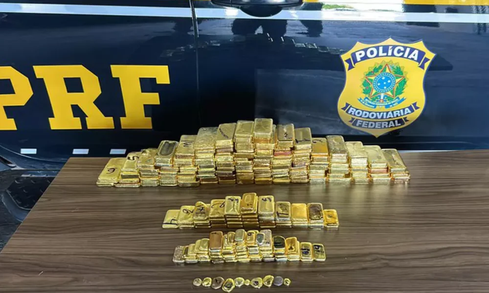 Polícia Rodoviária Federal (PRF) em Roraima apreendeu mais de 100 barras de ouro maciço, totalizando 103 kg. A apreensão ocorreu na