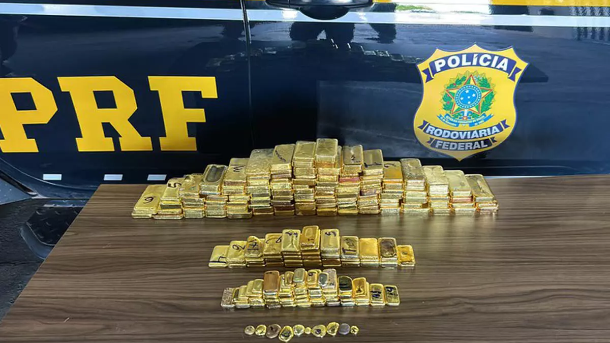 Polícia Rodoviária Federal (PRF) em Roraima apreendeu mais de 100 barras de ouro maciço, totalizando 103 kg. A apreensão ocorreu na