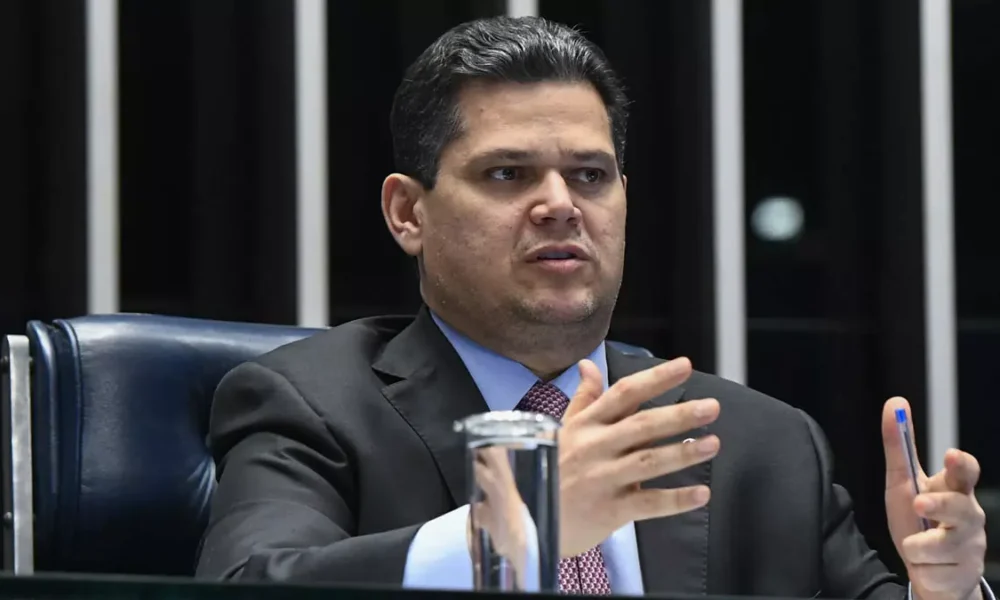 Após reunião com lideranças partidárias nesta quarta-feira (6), o presidente do Senado, Davi Alcolumbre, comunicou que haverá sessão