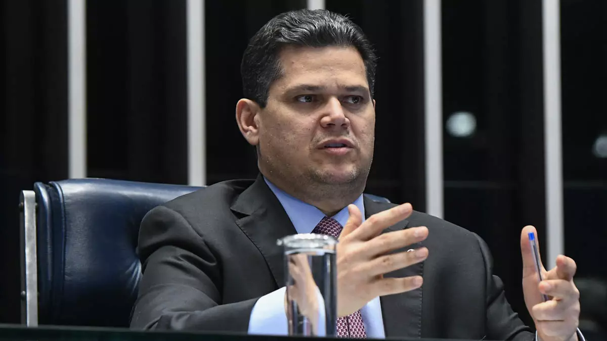 Após reunião com lideranças partidárias nesta quarta-feira (6), o presidente do Senado, Davi Alcolumbre, comunicou que haverá sessão