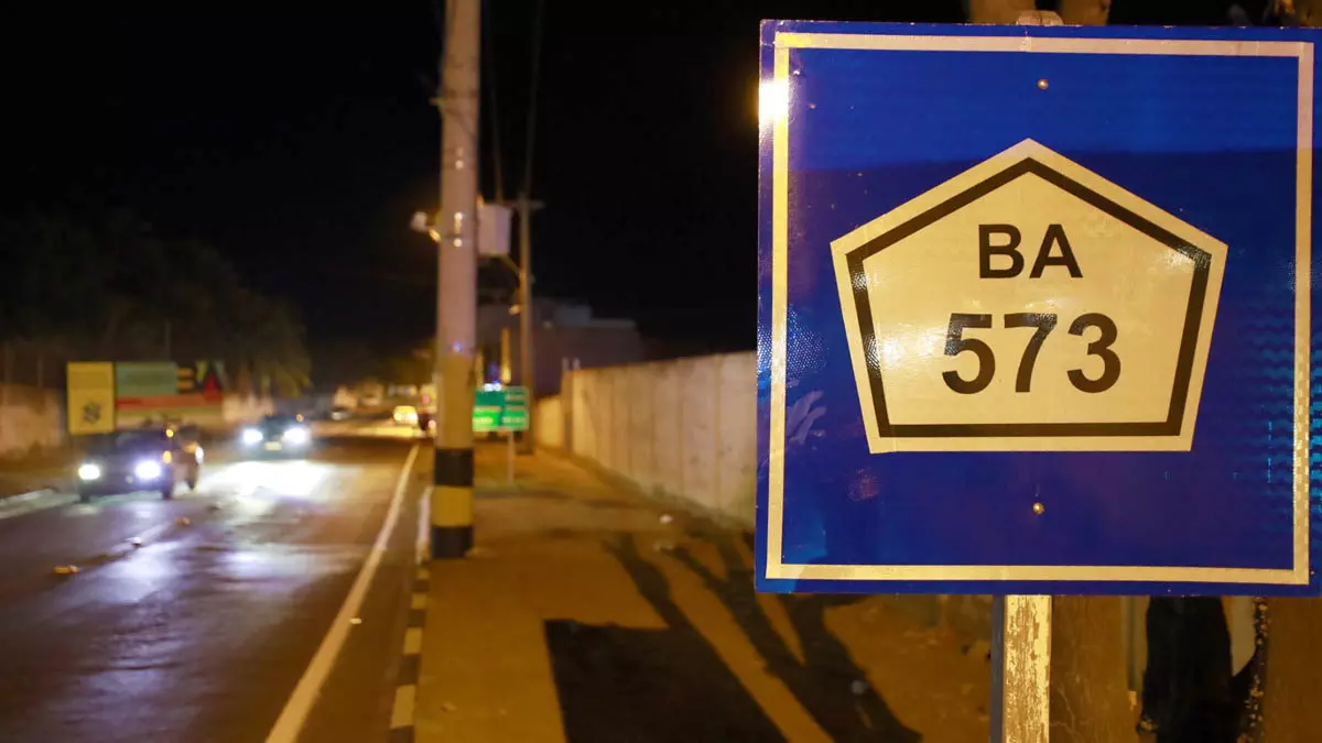 A restauração da pavimentação de 40 quilômetros da BA-573, no trecho que liga os municípios de Guanambi a Matina,