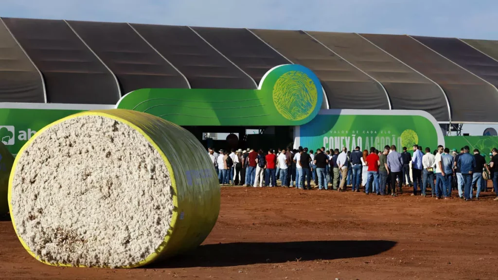 Sob o sol forte do Oeste baiano, a Fazenda Santana, em Riachão das Neves, foi palco neste sábado (16) da 4ª edição do Dia do Algodão