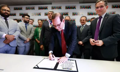 Administrativo da Bahia, em Salvador. O encontro marcou a entrega das chaves do Palacete Saldanha ao Estado da Bahia, que será