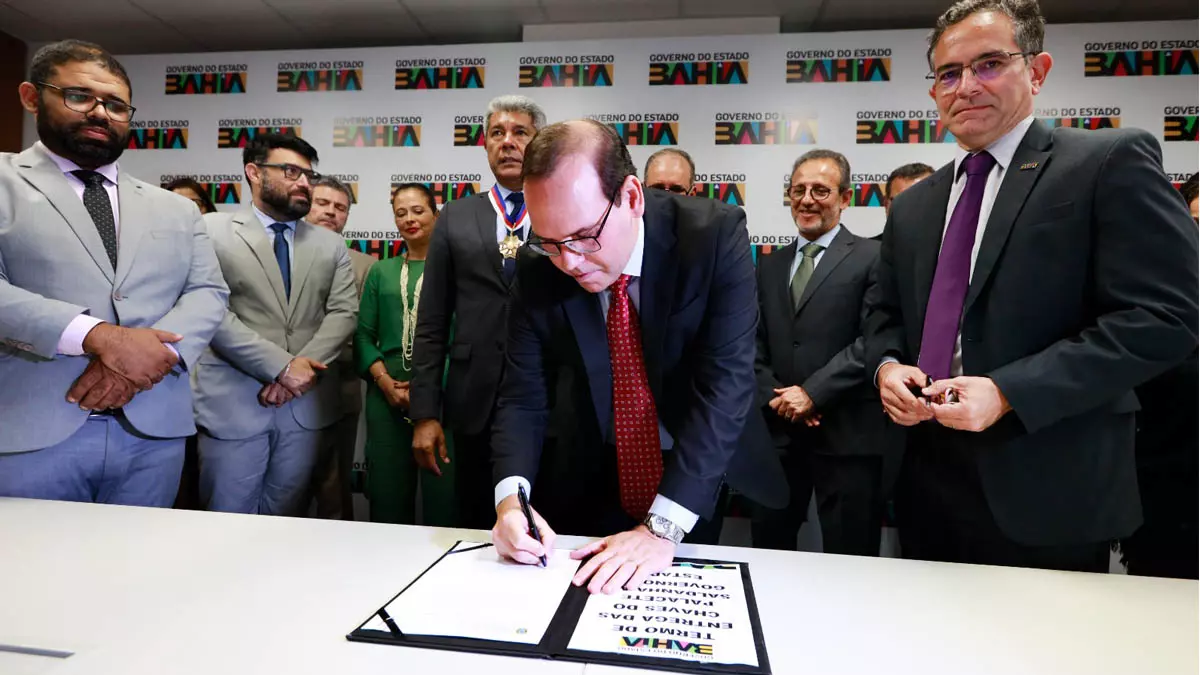 Administrativo da Bahia, em Salvador. O encontro marcou a entrega das chaves do Palacete Saldanha ao Estado da Bahia, que será